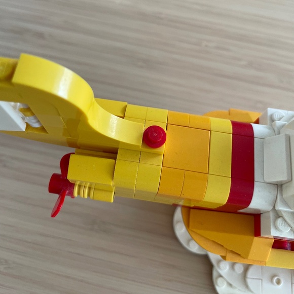 LEGO Ideas: The Beatles Yellow Submarine (21306) - Picture 6 of 9